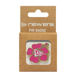 Gullig New Era Flower pin badge fastgjort til en taske, detaljeret blomsterdesign og glansfuld finish.