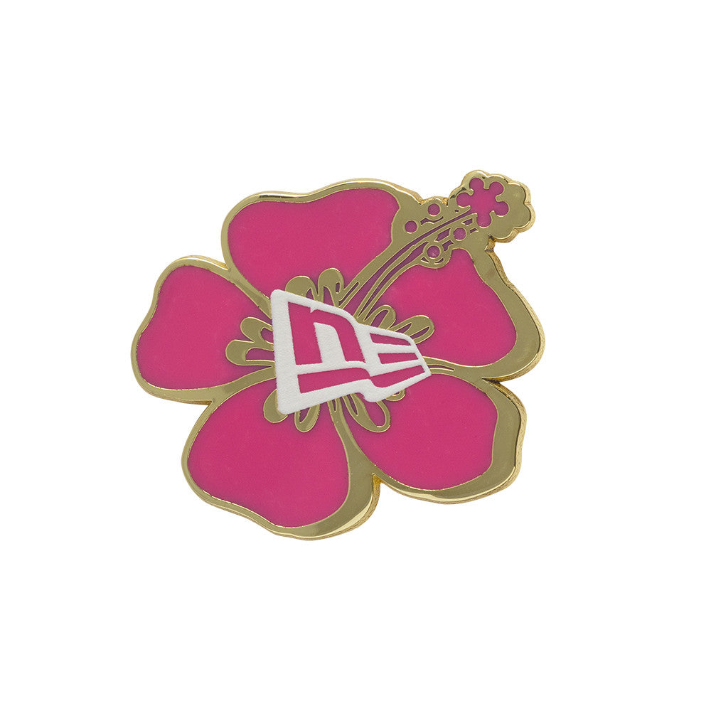 Guld New Era Flower Badge pin fastgjort på taske, detaljeret blomsterdesign i metal, moderne og stilfuld tilbehør.