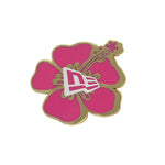 Guld New Era Flower Badge pin fastgjort på taske, detaljeret blomsterdesign i metal, moderne og stilfuld tilbehør.