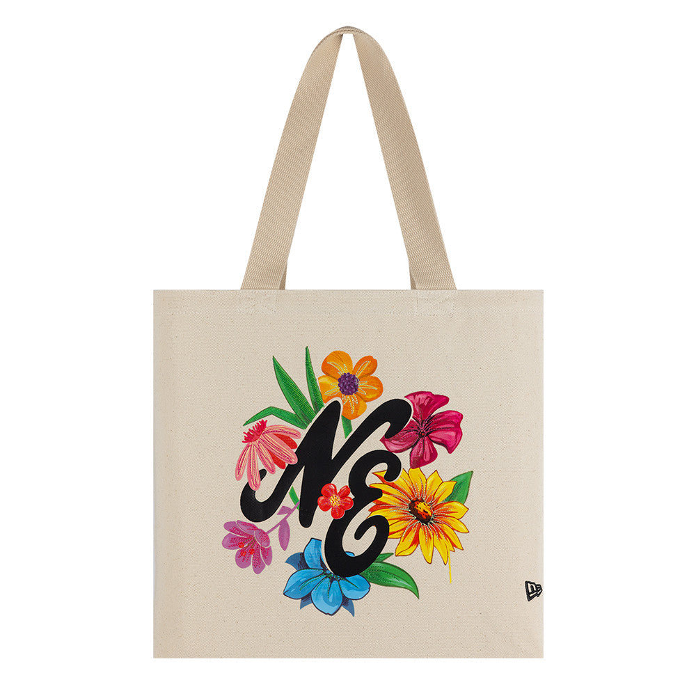 New Era NE Graphic totebag i off-white med blomsterlogo, rummelig taske til hverdag med blomsterprint og logo detaljer
