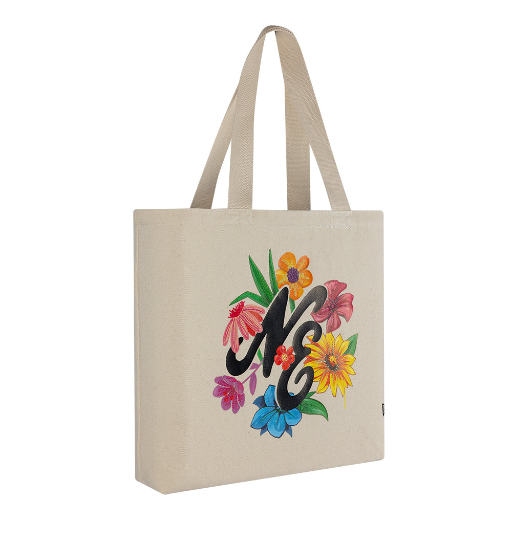 New Era taske med floral logo i off-white farve, stor og rummelig tote bag med grafisk design.