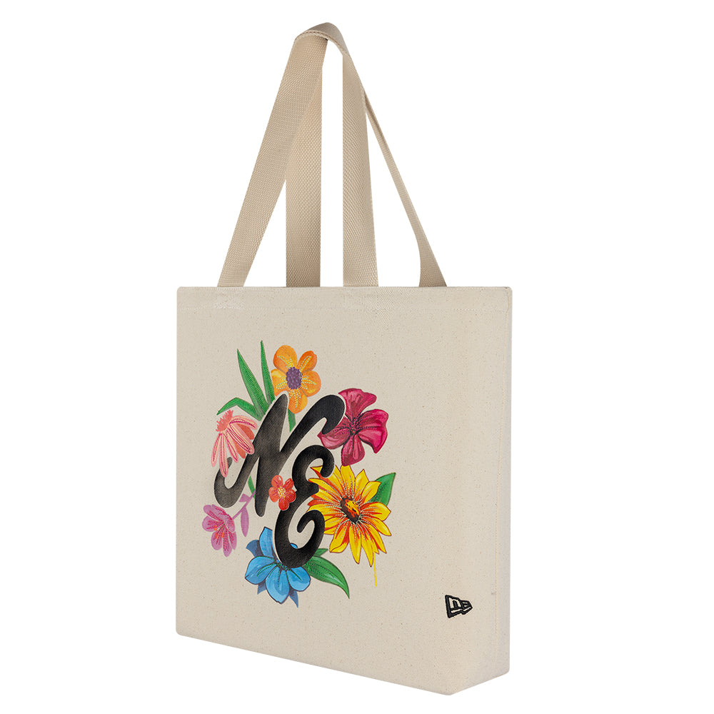 New Era floral logo tote taske i off-white, rummelig med grafisk design og behagelige håndtag.