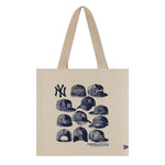 New Era tote taske med grafisk design og New York Yankees logo i off-white farve, bærbar og rummelig.