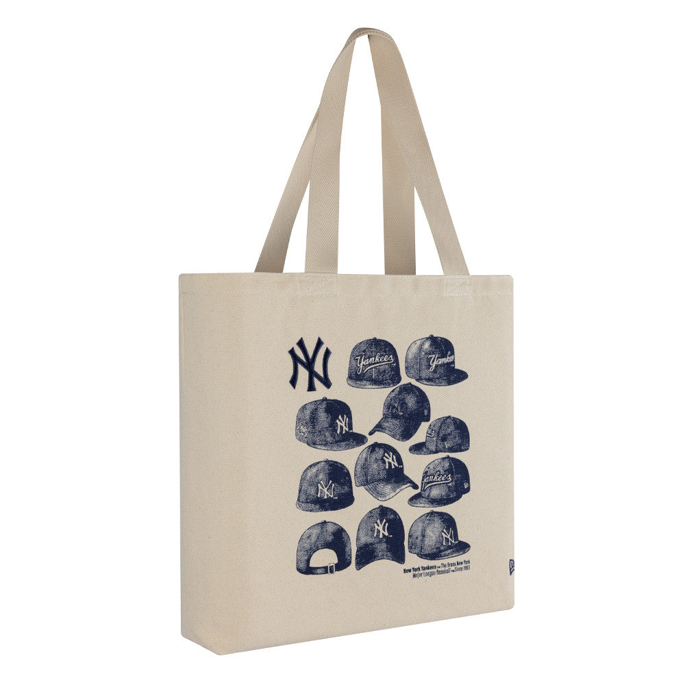 New Era tote taske med grafisk design og New York Yankees logo i off-white farve, perfekt til hverdagsbrug.