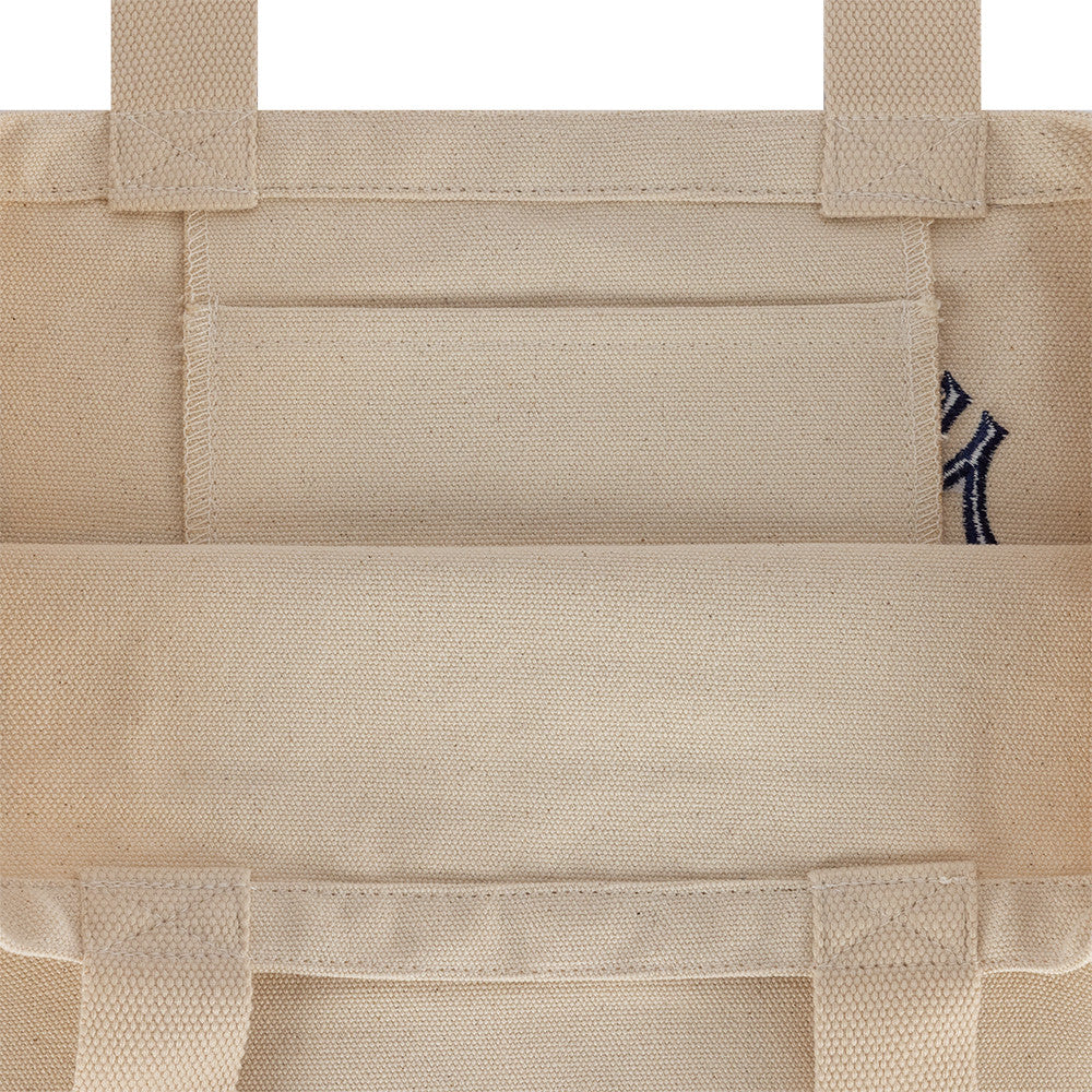 New Era tote taske med grafisk design og New York Yankees logo i off-white farve, velegnet til daglig brug.