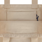 New Era tote taske med grafisk design og New York Yankees logo i off-white farve, velegnet til daglig brug.
