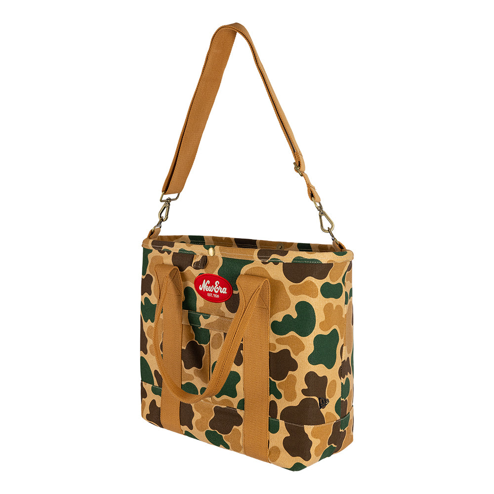Beige New Era NE CAMO tote taske med camouflage mønster og skulderrem, lavet af slidstærkt materiale.