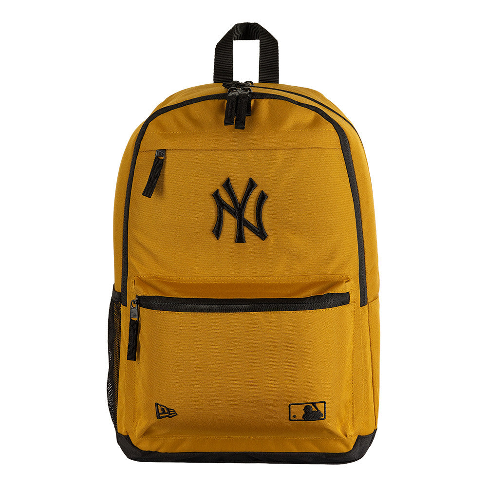 New Era Metal Delaware rygsæk med Yankees logo, sort taske med metaldetaljer og justerbare stropper, perfekt til hverdag.
