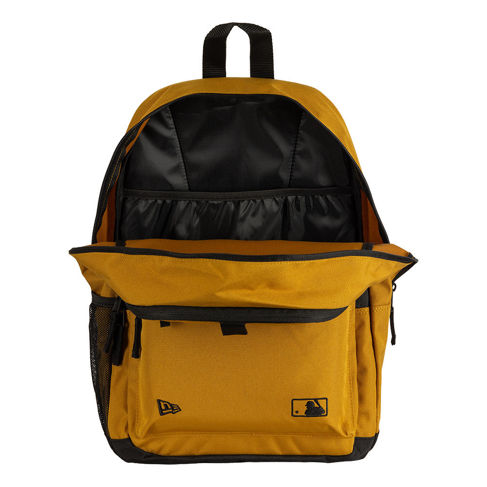 New Era Delaware Metal Backpack med Yankees logo, sort taske med metaldetaljer til fans af New York Yankees.