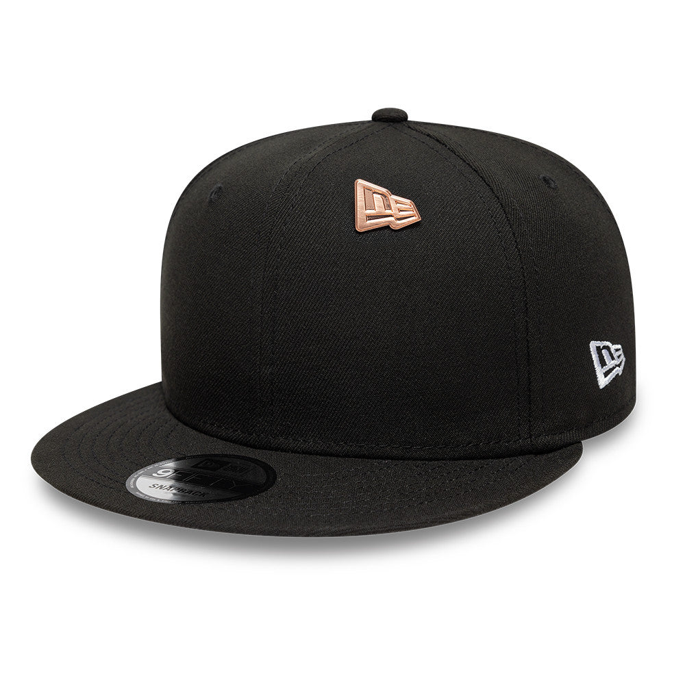 Pink New Era NE Flag taske med pastelfarvet logo og moderne design, synlig på billedet.