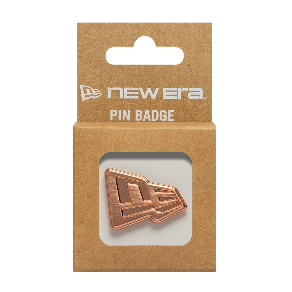Ny Era NE Flag pin i pastel pink på taske med synligt branding og farver.