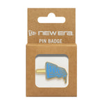 New Era NE LOLLY pin badge i pastel blå, pyntet taske med farverigt design og metalbeslag.