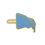 New Era NE LOLLY pin badge i pastelblå farve, lille taske-tilbehør med logo og sjov design.