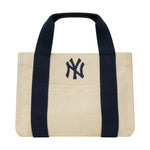 Lysebeige New Era Mini MLB tote taske med Yankees logo og rummelig design, perfekt til sportsfans og daglig brug.