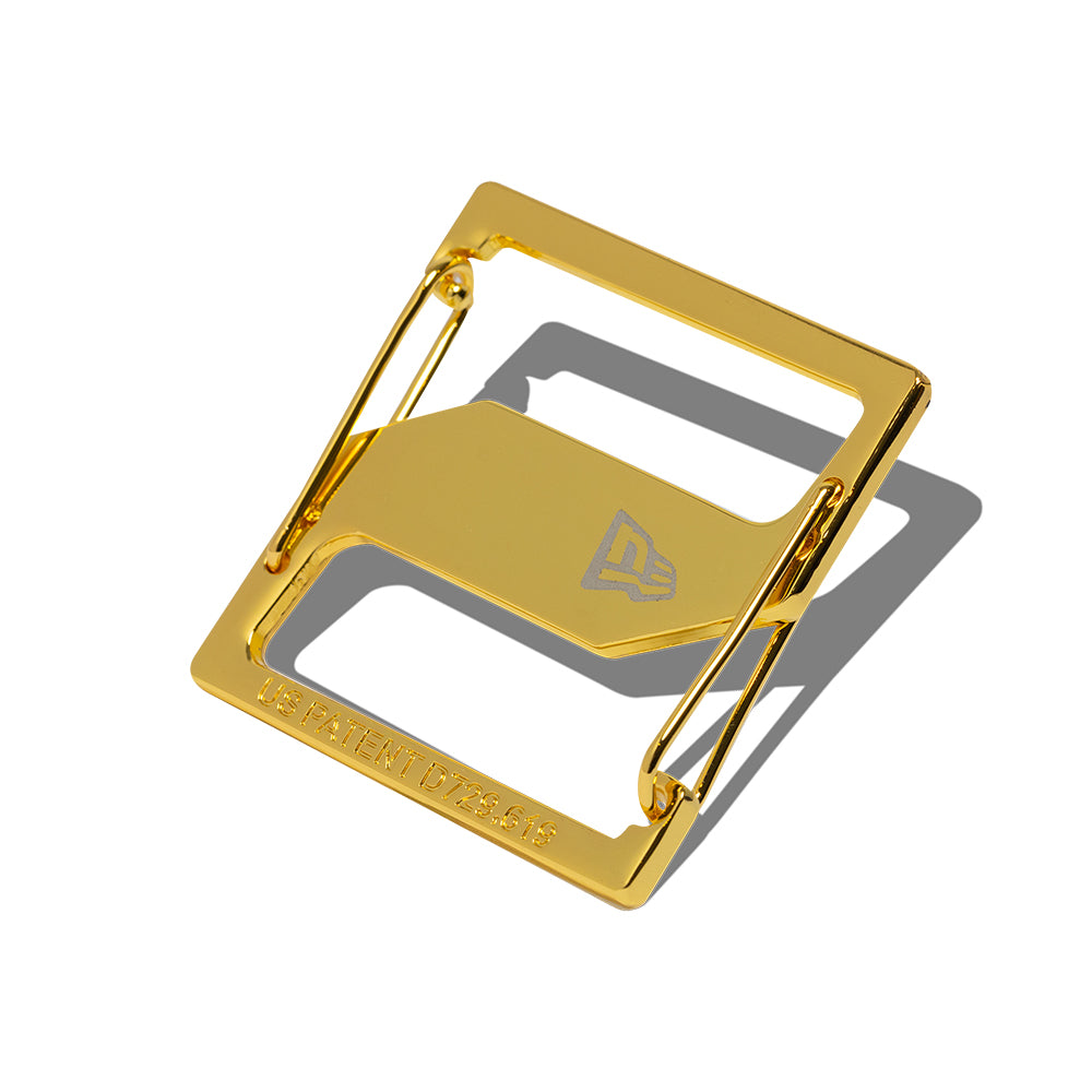 Guld New Era cap clip som accessories, synlig med metal- og logo detaljer.