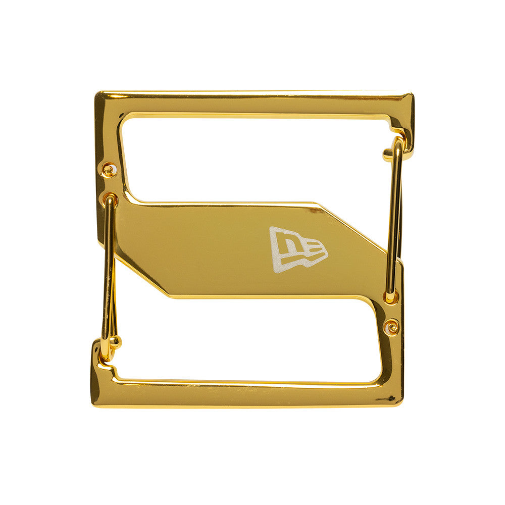 Guld New Era kasketclip som tilbehør, viser en glat, rund clips i gult metal på et lyst baggrund