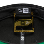 Guld New Era cap clip tilbehør, lille metalbeslag med logo, designet til at sikre caps på plads.