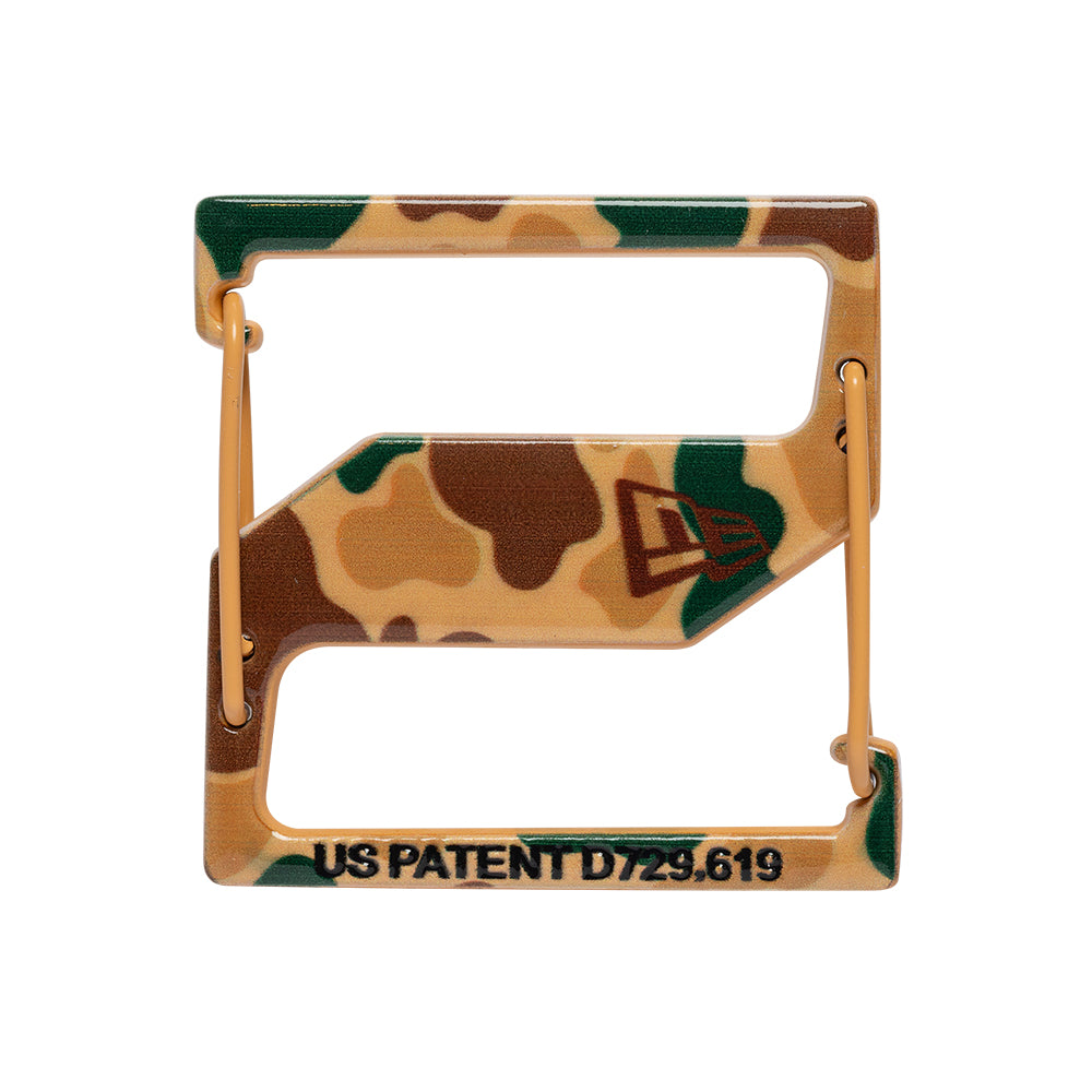 Camouflage cap clip fra New Era, praktisk tilbehør til kasketter og hatte, i camouflage mønster.