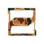 Camouflage cap clip fra New Era, praktisk tilbehør til kasketter og hatte, i camouflage mønster.