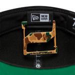 Camo New Era cap clip tilbehør med camouflage mønster, justerbar og praktisk til at holde kasketten på plads.