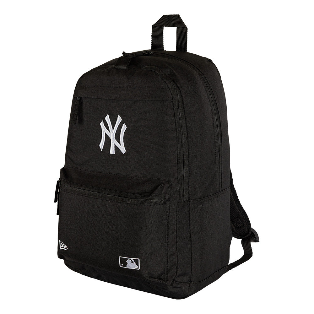 Sort New Era MLB Delaware rygsæk med Yankees-logo, synlig foran med justerbare stropper og rummeligt design.