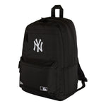 Sort New Era MLB Delaware rygsæk med Yankees-logo, synlig foran med justerbare stropper og rummeligt design.