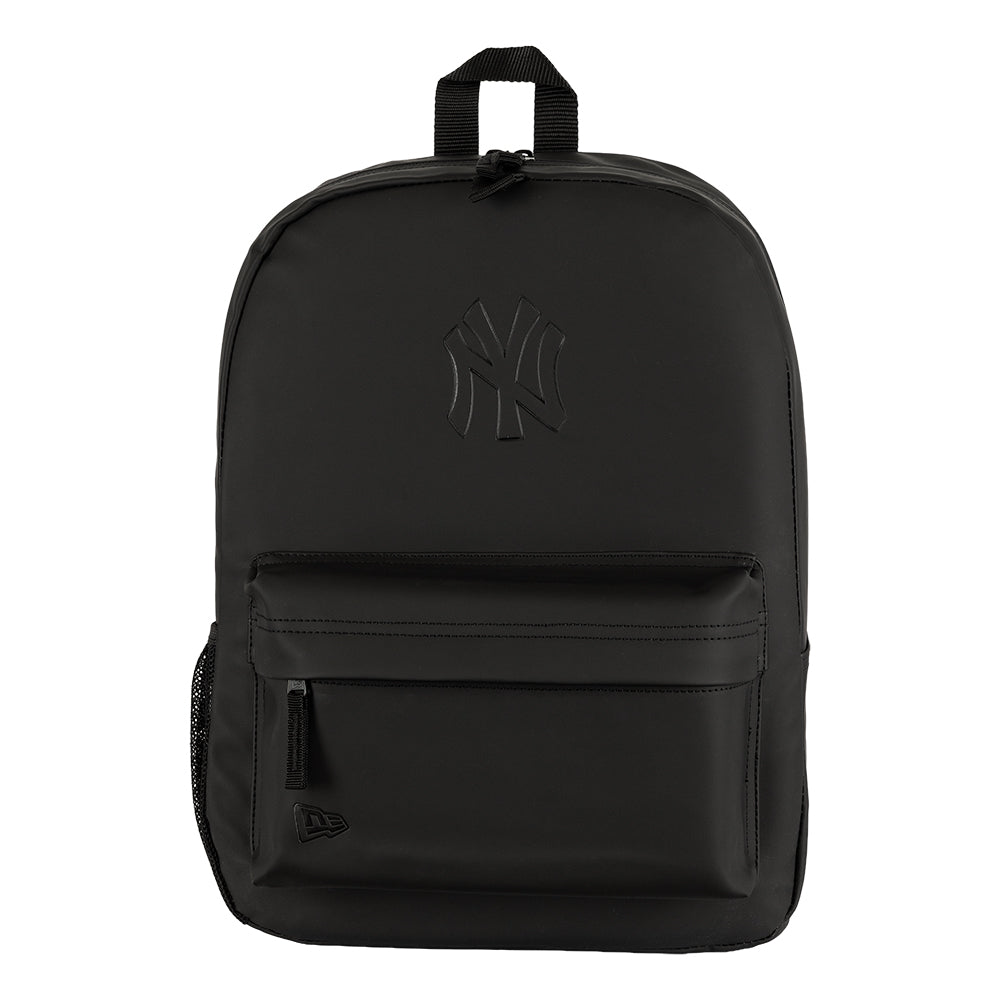 Sort New Era MATTE PU Stadium rygsæk med Yankees logo, moderne taske med polstret skulderstrop og sportsligt design.