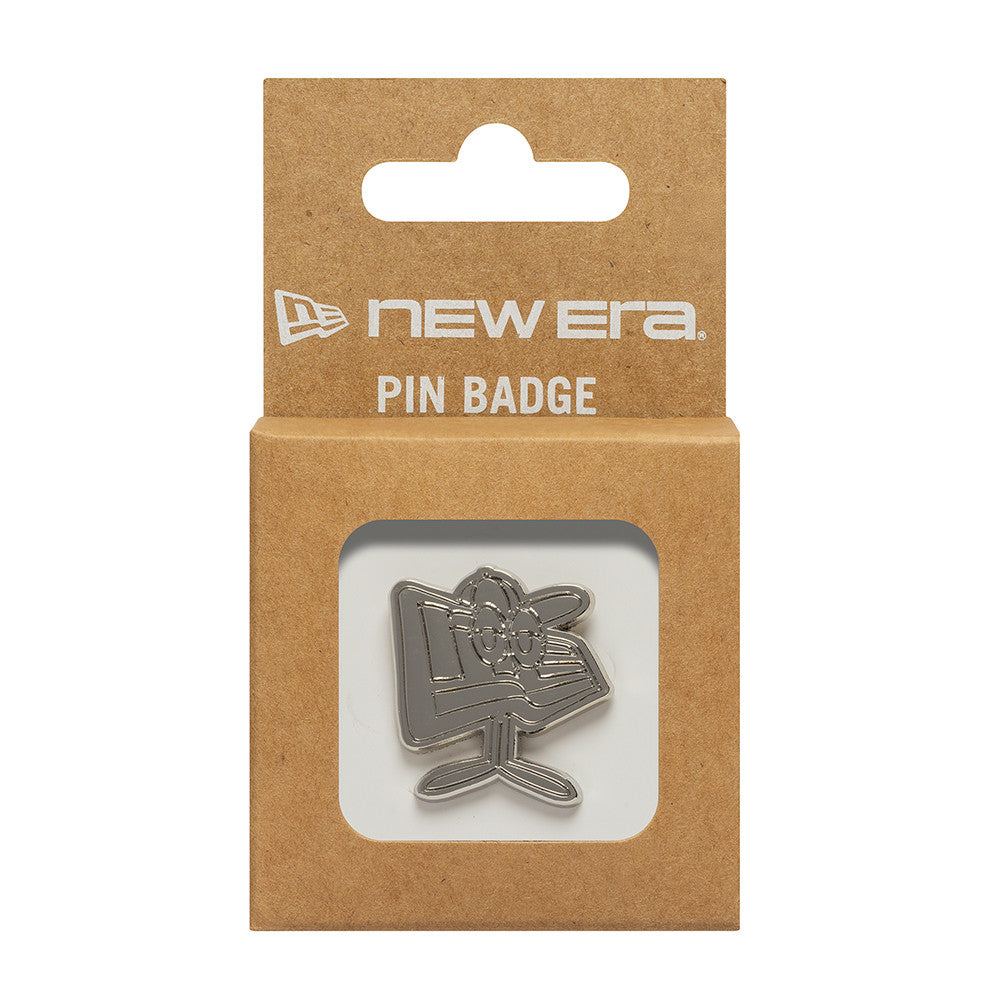 Sølv New Era NE Cap Flag Badge fastgjort på taske, synligt med detaljeret design og metalfinish.