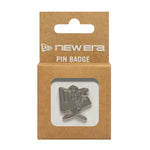 Sølv New Era NE Cap Flag Badge fastgjort på taske, synligt med detaljeret design og metalfinish.