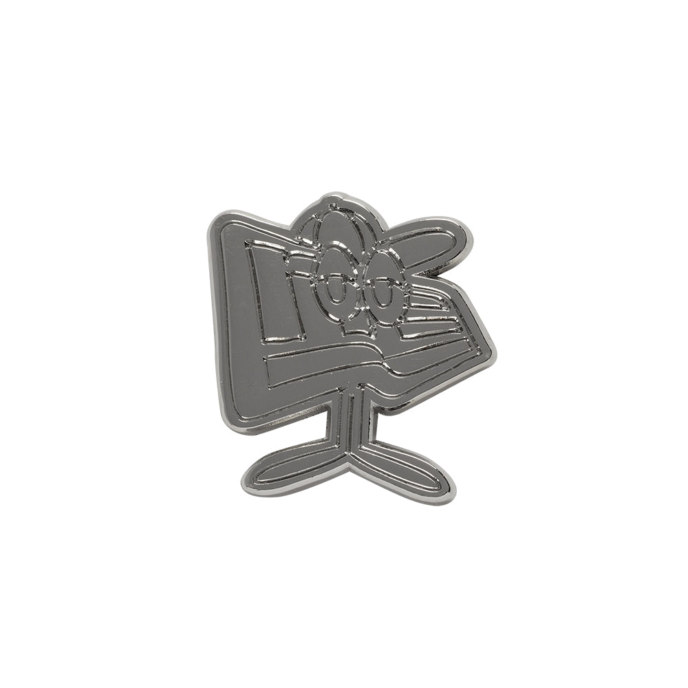 Sølv New Era NE Cap Flag pin badge fastgjort på en taske, elegant og detaljrigt tilbehør med logo-udtryk.