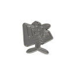 Sølv New Era NE Cap Flag pin badge fastgjort på en taske, elegant og detaljrigt tilbehør med logo-udtryk.