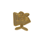 Gul New Era NE Cap Flag Badge pin fastet på en taske, detaljeret og skinnende guldfarvet.