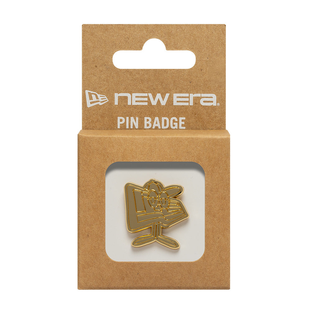Guld New Era NE Cap Flag Pin Badge fastgjort på taske, lille dekorativt mærke med flagdesign og brandlogo.