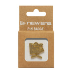 Guld New Era NE Cap Flag Pin Badge fastgjort på taske, lille dekorativt mærke med flagdesign og brandlogo.