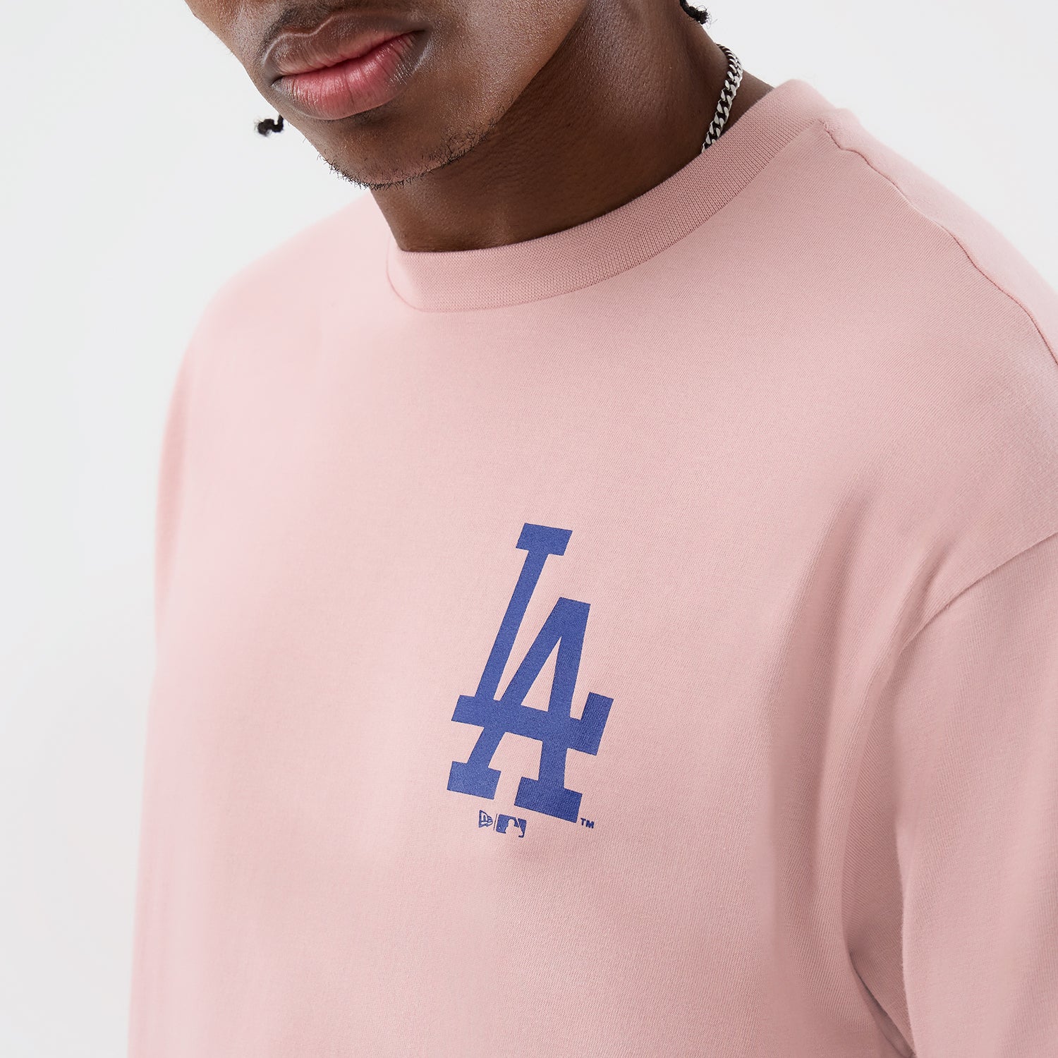 Lyserødt New Era MLB T-shirt med Los Angeles Dodgers grafik og oversize pasform, casual sportstøj til fans.
