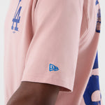 Pink T-shirt fra New Era med Los Angeles Dodgers grafisk design og oversized pasform, MLB logo synligt.