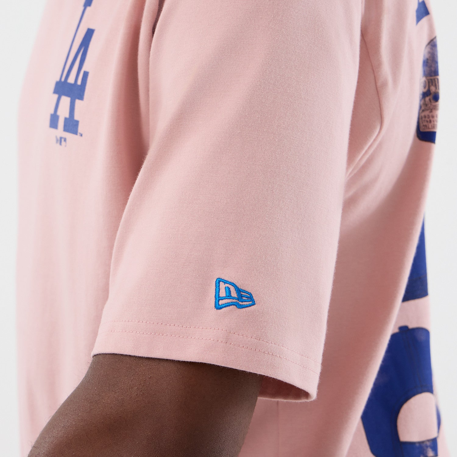 Pink T-shirt fra New Era med Los Angeles Dodgers grafisk design og oversized pasform, MLB logo synligt.