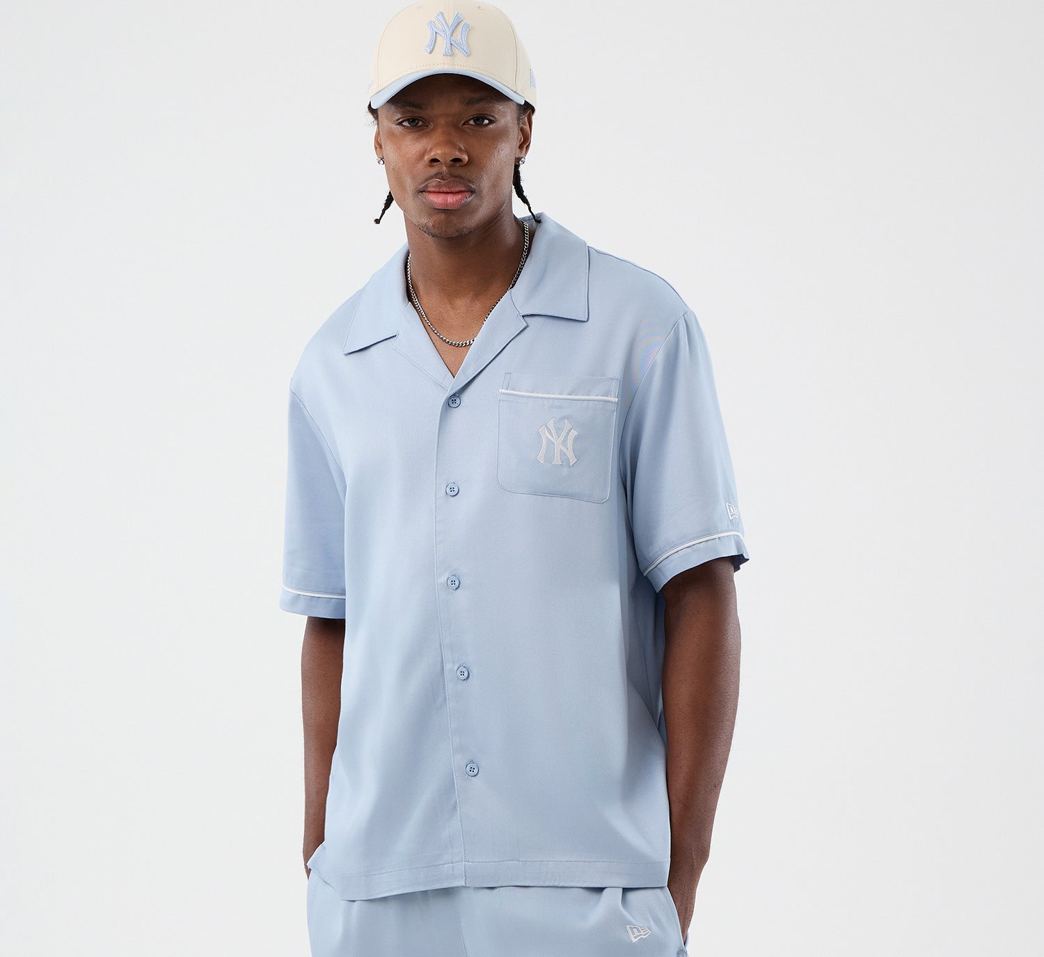 Lyseblå New Era T-shirt med NE Graphic Revere design, casual herre- eller dame-shirt.