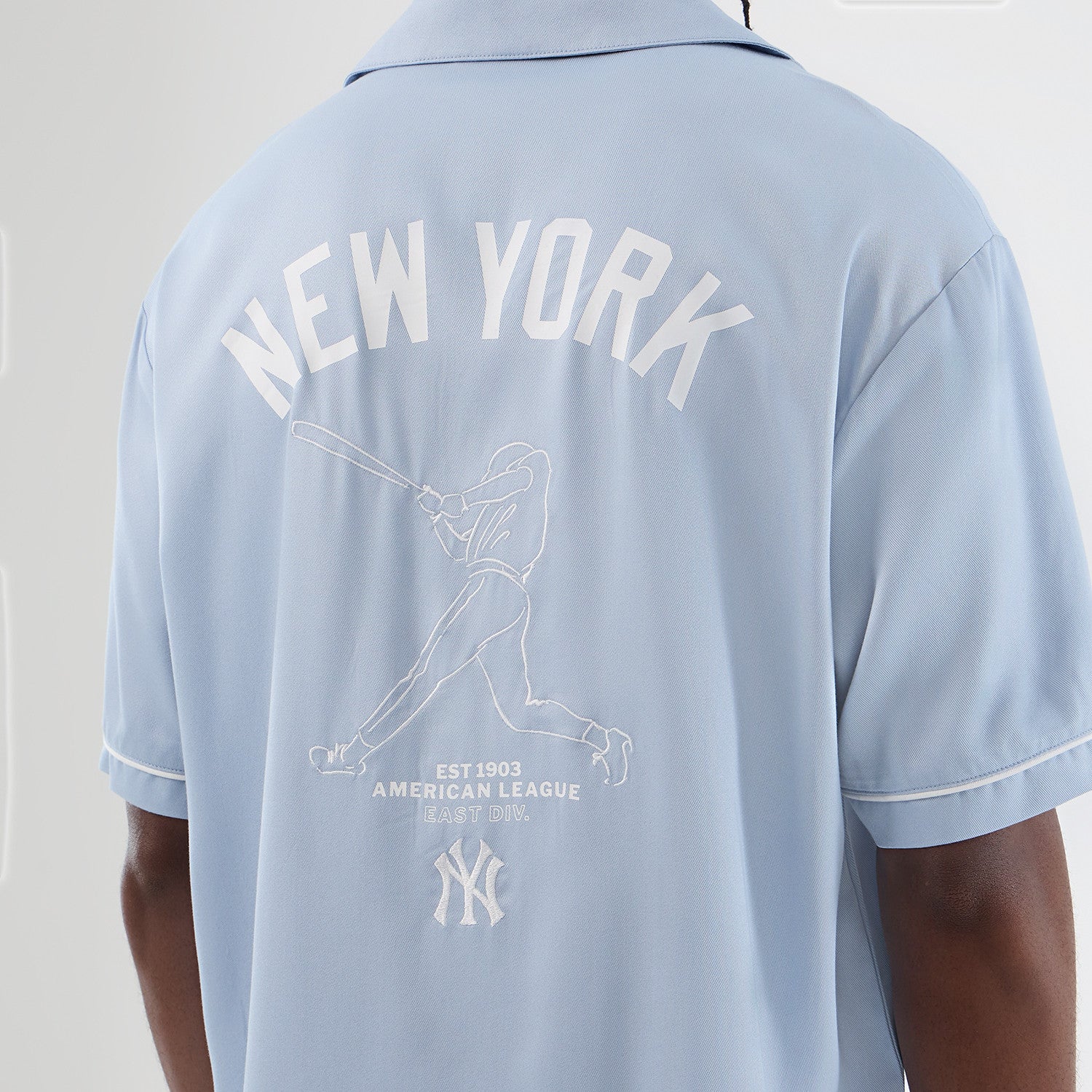Lyseblå New Era NE GRAPHIC REVERE T-shirt med logo og grafiske detaljer, afslappet og stilfuld til hverdag.
