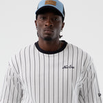 Hvid og navy New Era oversized T-shirt med striber, blød bomuldsstof, afslappet pasform og rund hals.