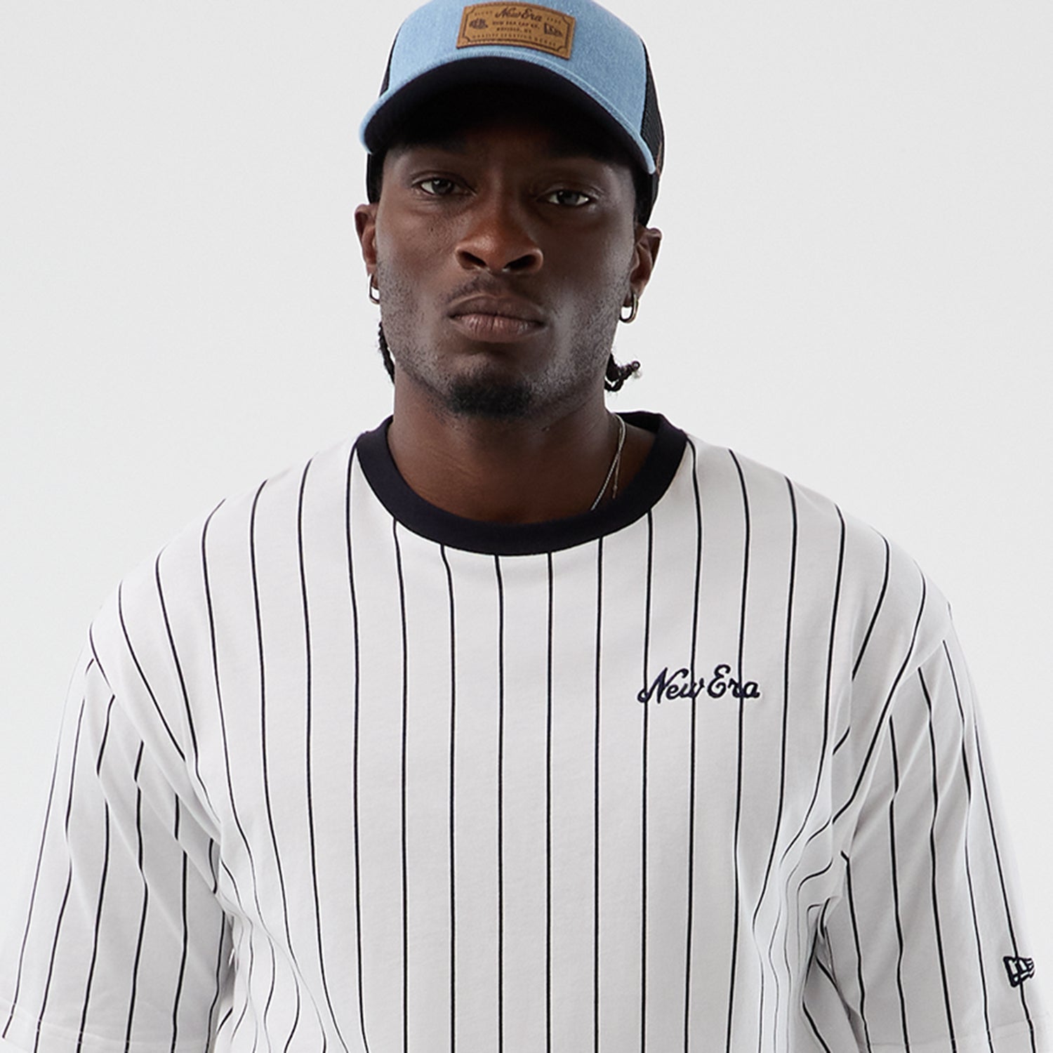 Hvid og navy New Era oversized T-shirt med striber, blød bomuldsstof, afslappet pasform og rund hals.