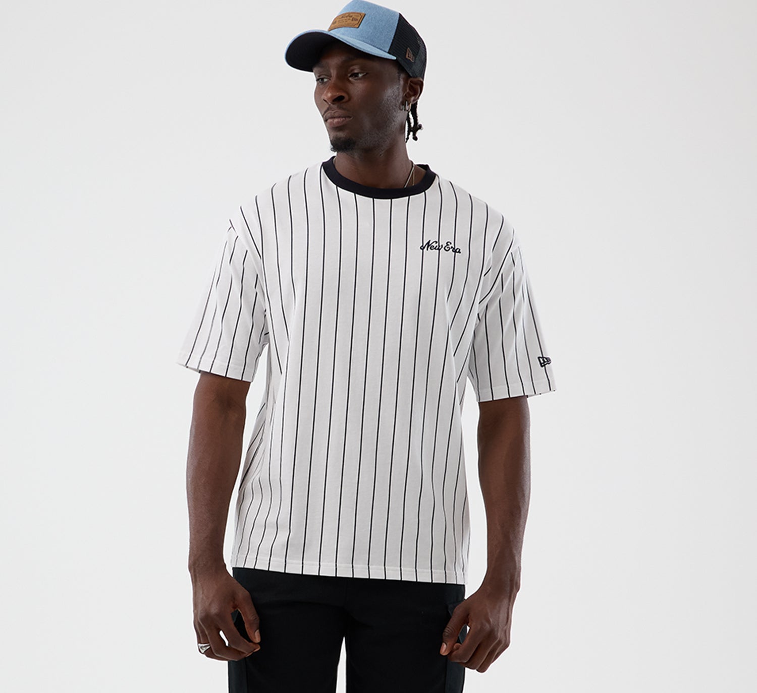 Hvid og navy New Era oversize T-shirt med pinstripes, afslappet stil og logo på fronten.