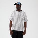 Hvid og navy New Era oversize T-shirt med pinstripes, afslappet stil og logo på fronten.