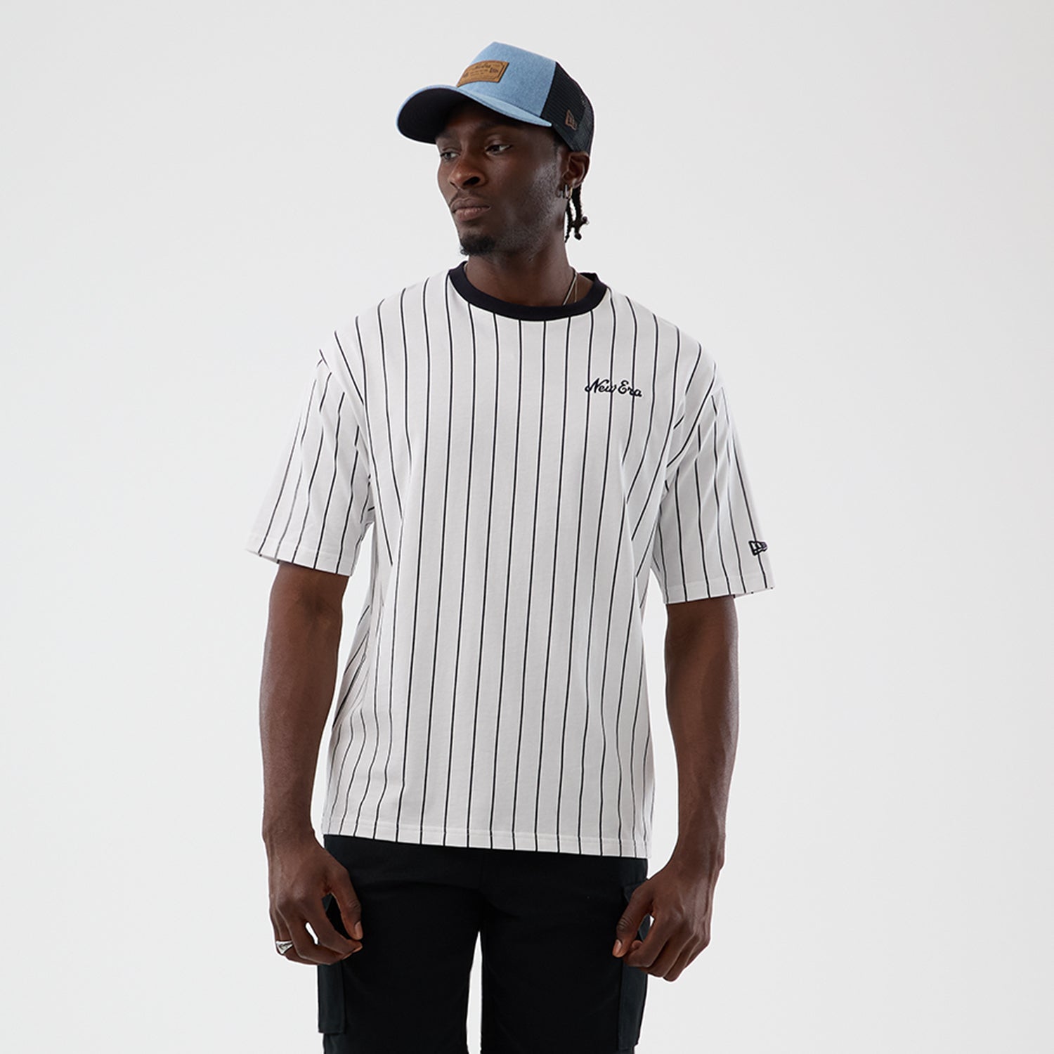 Hvid og navy New Era oversize T-shirt med pinstripes, afslappet stil og logo på fronten.