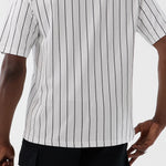 Hvid og navy New Era oversize T-shirt med pinstripes, afslappet stil, synlige striber og logo på fronten, casual dagligt brug.