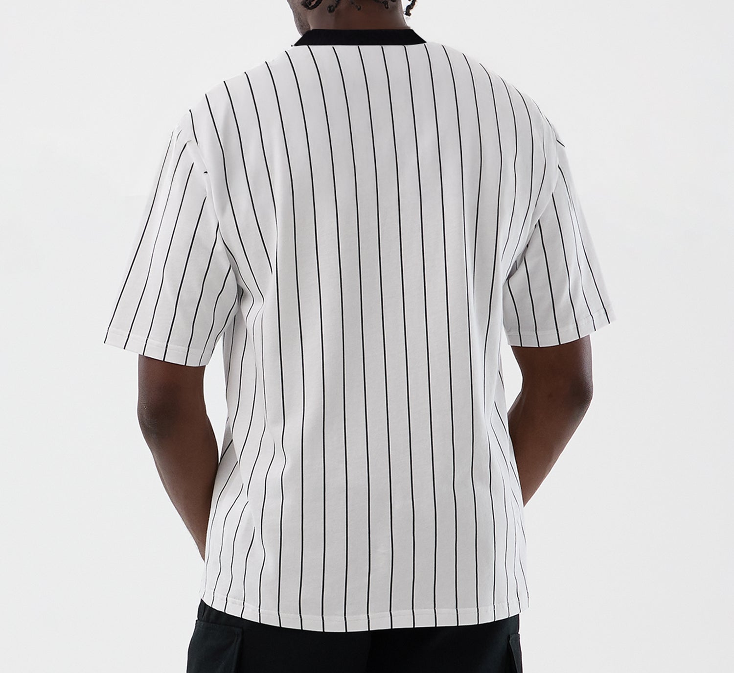 Hvid og navy New Era oversized T-shirt med pinstripes, blød bomuld og afslappet pasform.