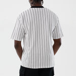 Hvid og navy New Era oversized T-shirt med pinstripes, blød bomuld og afslappet pasform.
