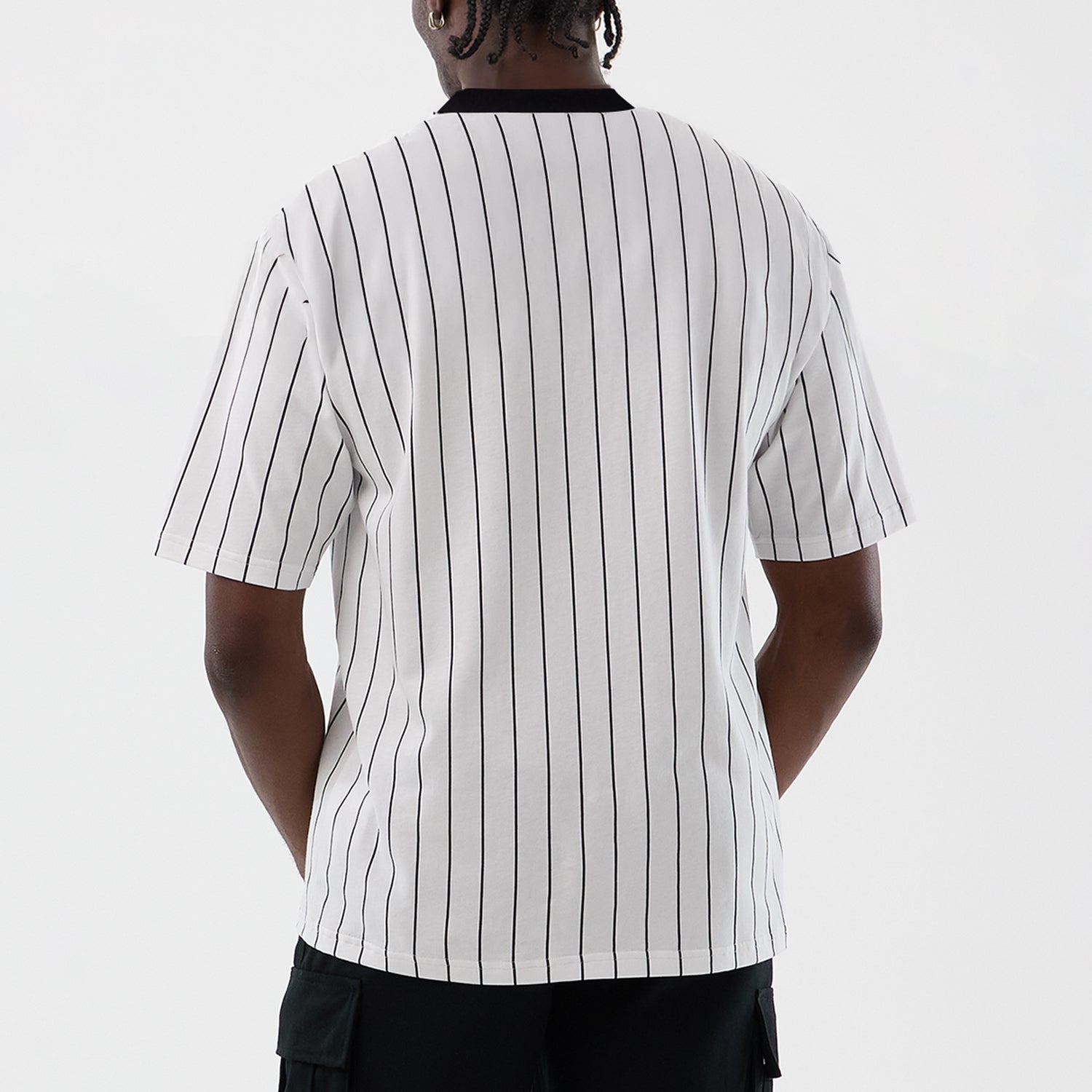 Hvid og navy New Era oversized T-shirt med pinstripes, blød bomuld og afslappet pasform.