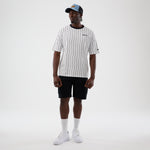 Hvid og navy New Era oversize T-shirt med pinstripes, casual tøj til mænd med logo på forsiden
