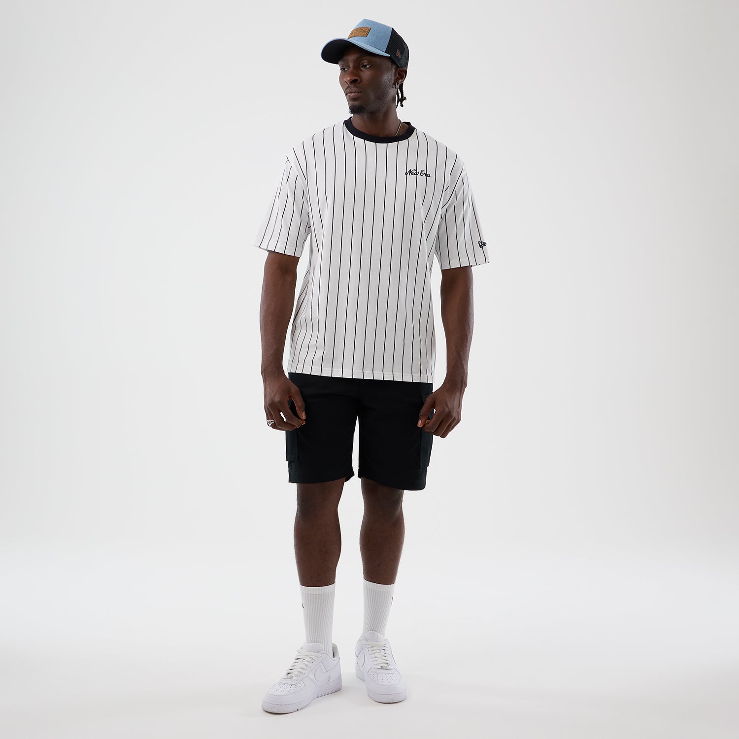 Hvid og navy New Era oversize T-shirt med pinstripes, casual tøj til mænd med logo på forsiden